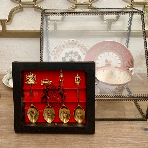 Exquisite Spoon Collection from Buckingham Palace - Picture 2 of 5